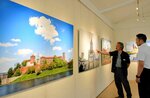  ポーランドで撮影した写真を説明する広池さん（左） 