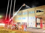 屋上の室外機消火のためはしご車も出動した鳥取署の火災＝１６日午後８時半ごろ、鳥取市千代水３丁目の鳥取署（中村喬日本海新聞河原通信部長撮影）