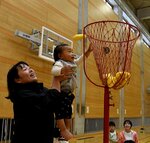 玉入れを楽しむ親子＝２４日、倉吉市の鳥取看護大・鳥取短期大