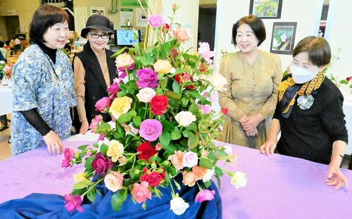 多彩な色や形のバラを出展した会員ら