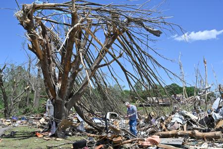 　暴風などで破壊された自宅跡で物を捜す人＝１７日、米ケンタッキー州ロンドン（ＡＰ＝共同）