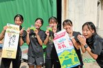 【はい、ポーズ】地元特産品でレースの疲れも回復＝倉吉市営陸上競技場