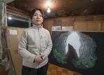 　永沢碧衣がアトリエとして使っている祖父宅の別棟。後方の「宿る者」は巣穴で冬眠中のクマがどんな夢を見るのかを想像して描いた＝２０２５年３月、秋田県横手市（撮影・今里彰利）