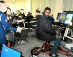 留学生に対して日本での自転車の乗り方を説明する鳥取署員（左）