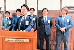 活動方針などを語る岡本会長（前列）