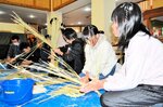 ワラを上手により合わせていく児童たち。慣れてくると短時間で仕上げた＝１２日、新温泉町高末の浜坂東小