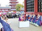 経文を唱える僧侶と参詣者＝２１日、大阪市天王寺区の四天王寺