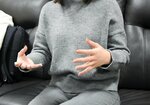 取材に応じる藤原明里さん（仮名）＝４日、鳥取市