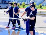 放水訓練を体験する参加者たち
