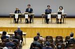 　江川紹子さん（右端）や高橋シズヱさん（左端）らが出席して開かれた被害者の会の集会＝１５日、東京都内
