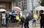 　保護者らに付き添われ、集団登校する川口市立幸町小学校の児童＝３１日午前８時ごろ、埼玉県川口市