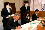 保全活動のため連携協定を結んだ谷上会長（左）と安部社長（中央）ら＝３月２７日、鳥取市のとりぎん文化会館