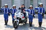 　春の全国交通安全運動に合わせて開かれた啓発イベントで、ポーズをとるタレントのゆうちゃみさん（中央）＝７日午前、大阪府庁前