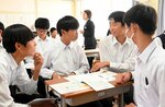 台風を想定したゲームで適切な行動を話し合う生徒ら＝１３日、鳥取市桜谷の桜ケ丘中