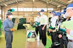 実習場内で訓練内容について説明を受けるハローワーク職員ら＝５月２９日、米子市古豊千のポリテクセンター米子