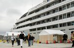 国際クルーズ船「ル・ソレアル」から降りて観光に向かう乗客ら＝１日、鳥取市港町の鳥取港