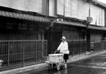 　京都府内で商品を届ける「ヤクルトレディ」＝１９６０年代