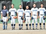 全国高校野球選手権鳥取大会で優勝を決めて校歌を歌う高橋（左から４人目）＝２０１６年７月、どらドラパーク米子市民球場