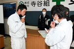 警察官の前で、アルコール検知器を使って飲酒検査の手順を確認する従業員ら＝１日、智頭町智頭の智頭町商工会