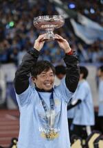 　天皇杯で３大会ぶり２度目の優勝を果たし喜ぶ鬼木監督＝２０２３年１２月、国立競技場
