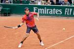 　男子シングルス２回戦でプレーする錦織圭＝パリ（共同）