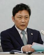　判決後に記者会見する弁護団の奥村昌裕弁護士＝１７日午後、大阪市北区