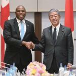 　会談前に握手する岩屋外相（右）と英国のラミー外相＝７日午後、東京都内（代表撮影）