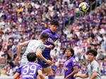 　ＦＣ東京―広島　後半、ヘディングで先制ゴールを決める広島・荒木（中央）＝国立競技場