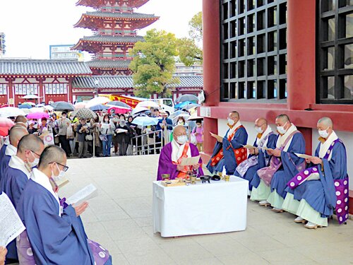経文を唱える僧侶と参詣者＝２１日、大阪市天王寺区の四天王寺