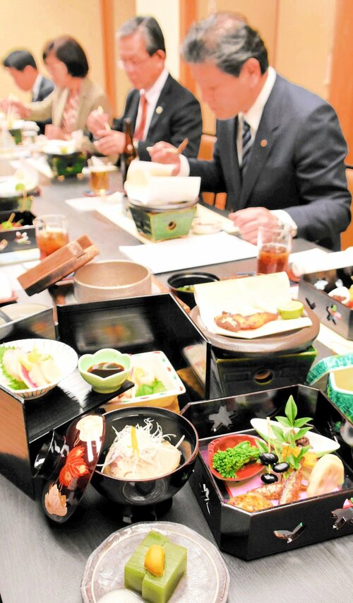 米子城をテーマにした会席料理を味わう参加者