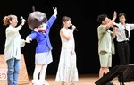 会場を沸かせた（左から）高山さん、山崎さん、山口さん、小山さん＝１７日、鳥取市のとりぎん文化会館