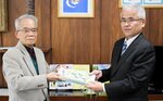 啓発冊子を中原校長（右）に手渡す大久保理事長