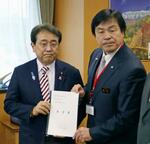 　赤沢防災庁設置準備相（左）に要望書を手渡す石川県の馳浩知事＝１２日午前、内閣府