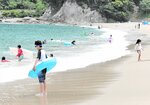 猛暑が続いているせいか、例年よりも海水浴客が少ないという＝９日、香美町香住区訓谷の佐津海水浴場