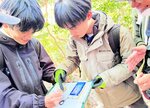 屋久島の気候や野生動物の特徴などを調べる生徒ら