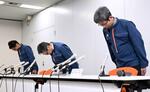 　ＥＴＣの大規模なシステムトラブルに関する記者会見で、謝罪する中日本高速道路の中井俊雄保全企画本部長（中央）ら＝６日午後、名古屋市中区