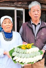 正月餅の注文を受け付ける国政隆昭代表（右）とメンバーの国政正子さん