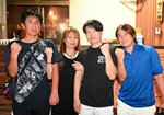 団体で優勝したボンジュールのメンバー＝２５日、米子市米原２丁目