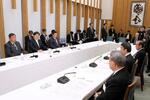　首相官邸で開かれた地方創生に関する意見交換会＝２０日午後