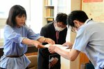 寺口事務局長（右）に申し入れ文書を手渡す市谷県議ら＝４日、鳥取県庁