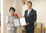 　選択的夫婦別姓制度の早期実現を求める提言書を上川陽子外相（左）に提出した経団連ダイバーシティ推進委員会の魚谷雅彦委員長＝２０２４年６月２８日