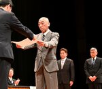 伊木市長（左）から表彰状を受け取る競技関係者