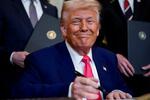 　８日、ホワイトハウスで笑顔を見せるトランプ米大統領（ロイター＝共同）