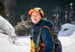 　猟期が終わりに近づく中、雪の残る山に入った永沢碧衣。この日、初めて自らの銃でイノシシを授かった＝２０２５年３月、秋田県横手市（撮影・今里彰利）