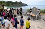 　学童疎開船「対馬丸」の慰霊碑前で黙とうする児童ら＝１４日、鹿児島県宇検村