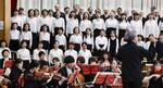 　幅広い世代の合唱参加者と「第九」を歌う小学生たち＝１日、横浜市鶴見区の市場小学校