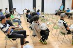 ボランティアの心得や任務について説明を聞く参加者＝２６日夜、米子市皆生温泉３丁目の市観光センター
