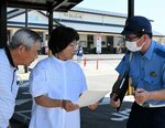 ドライバーらに安全運転を呼びかける署員（右）