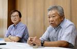 　取材に応じる「中越大震災ネットワークおぢや」の丸山久一会長（左）と大塚昇一幹事長＝８月、新潟県小千谷市役所