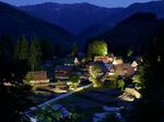 　ライトアップされた富山県南砺市・五箇山の相倉合掌造り集落＝１８日夕